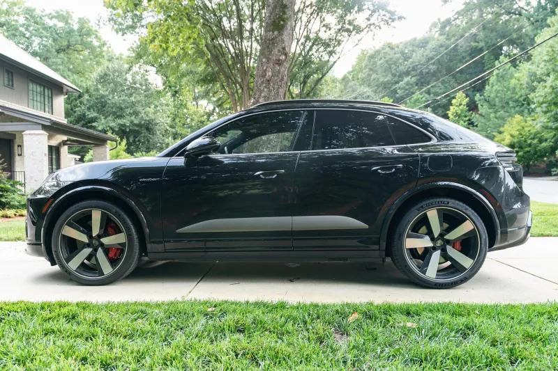 Детали кузова нового технологичного электромобиля Porsche Macan