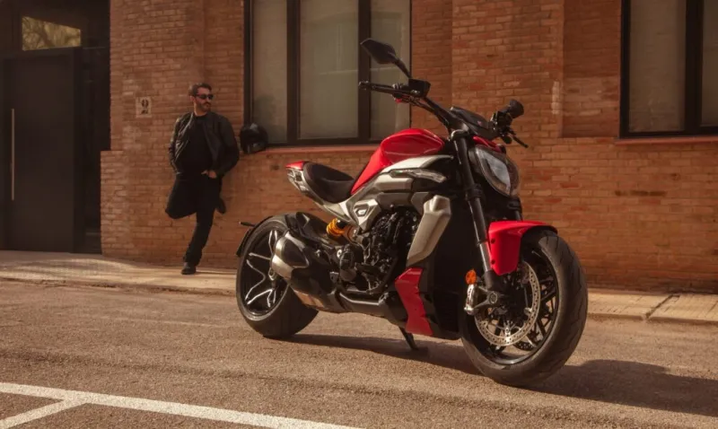Мотоцикл итальянского бренда Ducati в городской среде