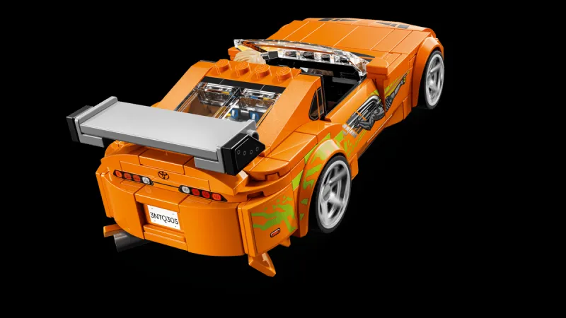 Набор Lego с ярким оранжевым спорткаром из знаменитого фильма