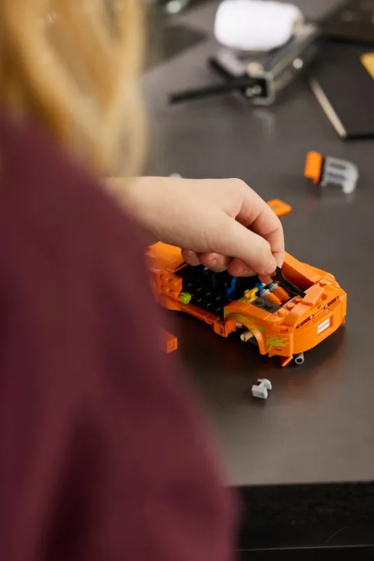 Миниатюрная Supra из фильма в ярком оранжевом цвете Lego