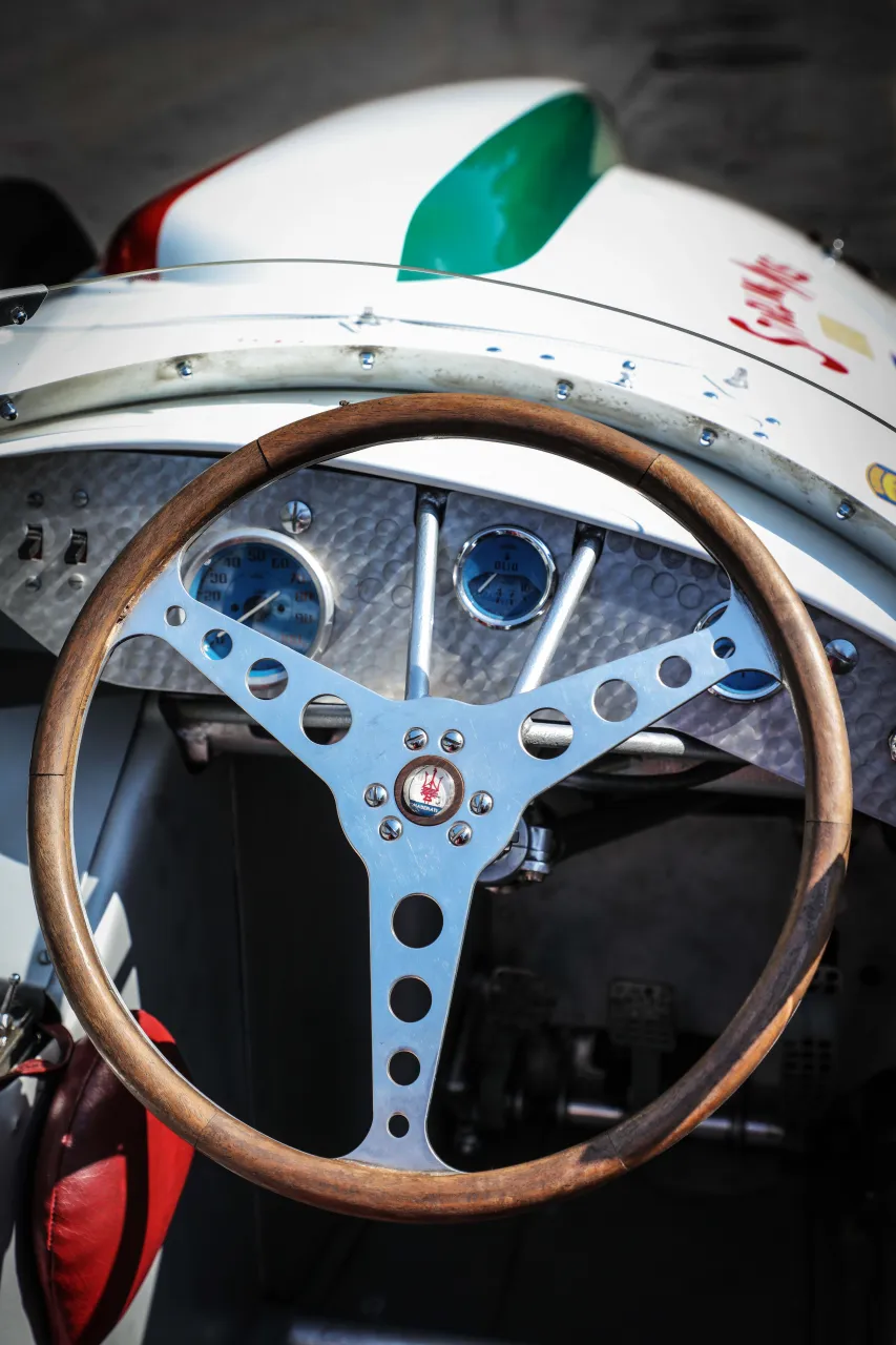 Легендарный гоночный автомобиль Maserati Tipo 61 Birdcage