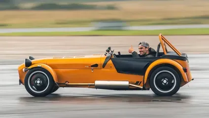 Спортивный родстер Caterham 170 на гоночном треке