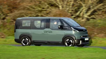Современный городской электромобиль Kia на парковке