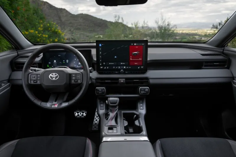 Гибридный кроссовер Toyota вызывает интерес даже среди любителей спорткаров