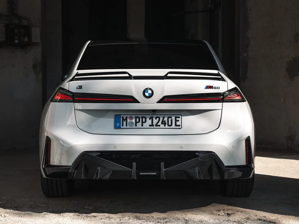 Спортивный электрокар BMW i3 M60 xDrive на гоночном треке
