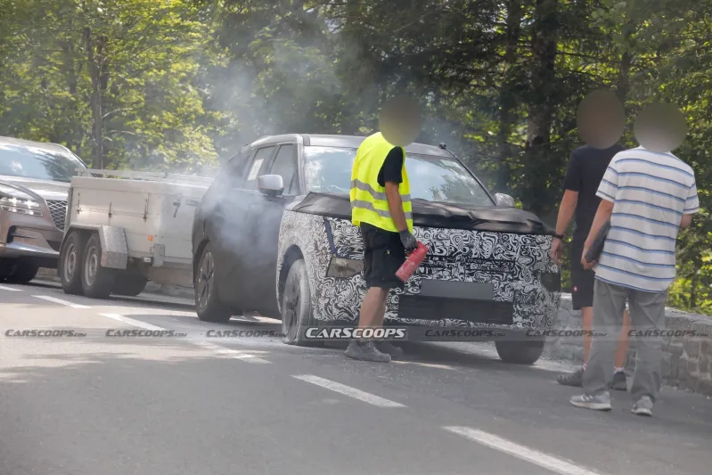 Тестовый мул Hyundai Tucson с разрушенными шинами