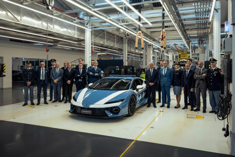 Итальянский полицейский суперкар Lamborghini Temerario с проблесковым маячком