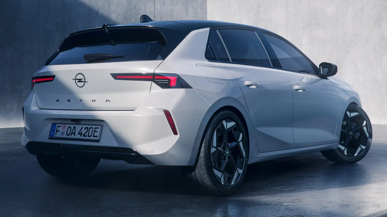 Передняя часть кузова Opel Astra GSE Line с фирменной решеткой Vizor
