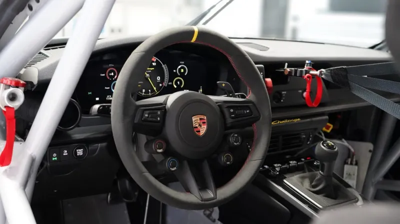 Интерьер и кабина пилота трекового Porsche 911 Challenge