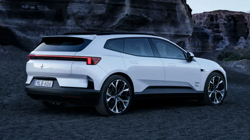Вид сбоку на новый электромобиль Polestar 4