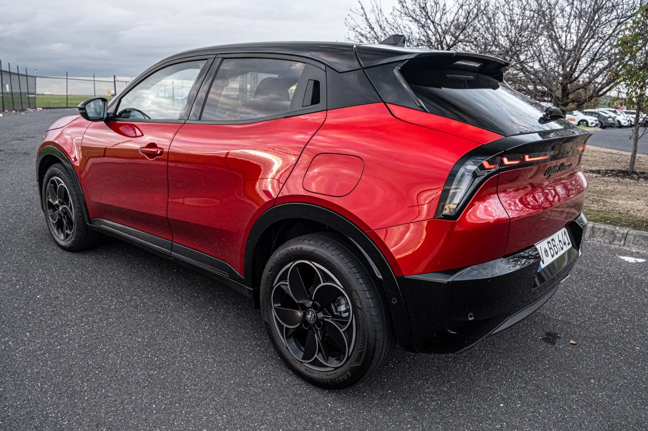 Стильный дизайн кузова гибридного кроссовера Alfa Romeo Junior