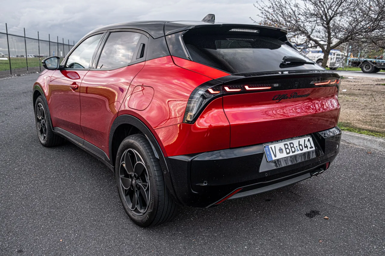 Вид сбоку на компактный итальянский кроссовер Alfa Romeo Junior