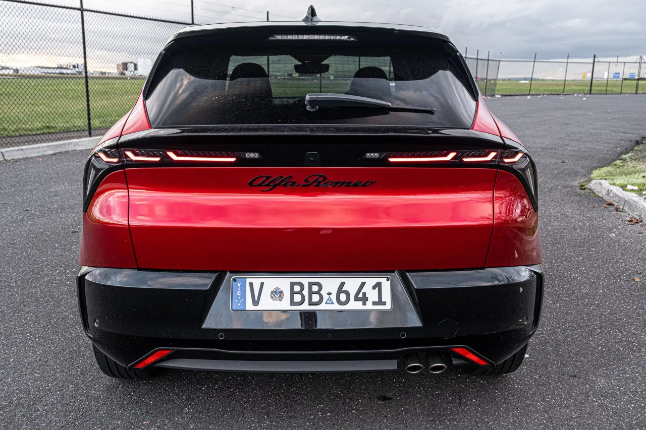 Тест-драйв гибридного автомобиля Alfa Romeo Junior Ibrida
