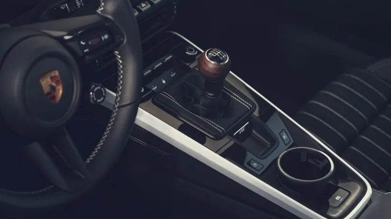 Стильный фиолетовый Porsche 911 в городской среде