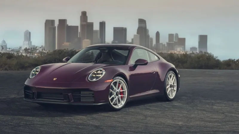 Логотип Porsche и схема переключения скоростей на стекле автомобиля