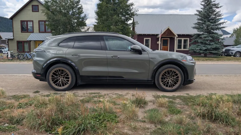 Динамичный профиль Porsche Cayenne Turbo Electric на фоне природы