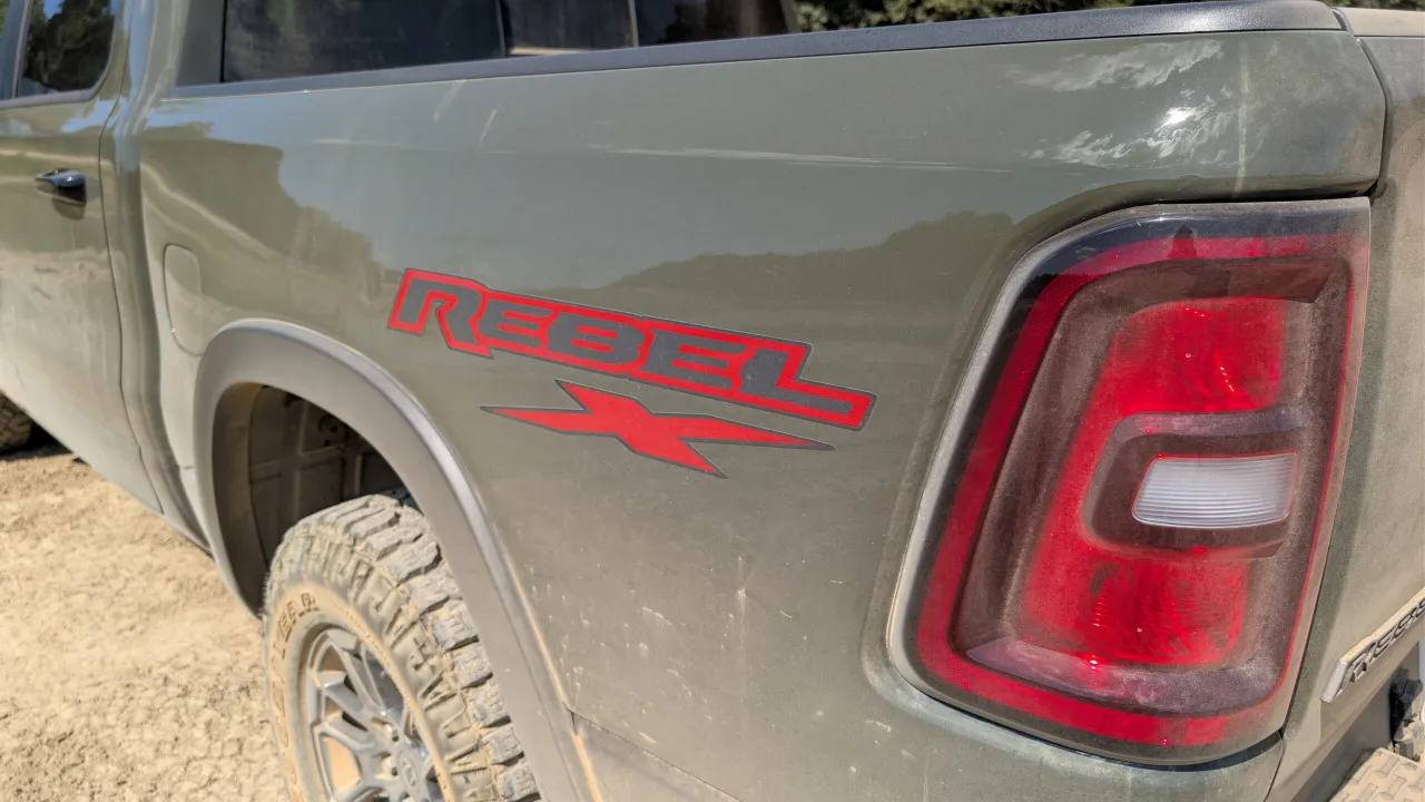 Интерьер и приборная панель модели Ram Rebel X