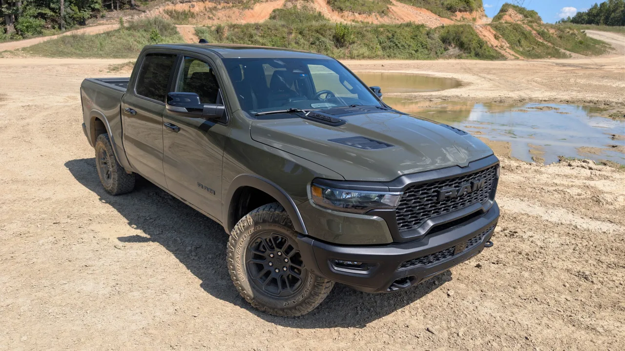 Детали экстерьера и внедорожные шины Ram Rebel X