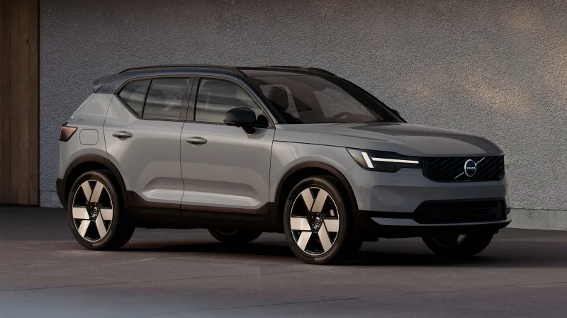 Электрический кроссовер Volvo EX40 с новой оптикой