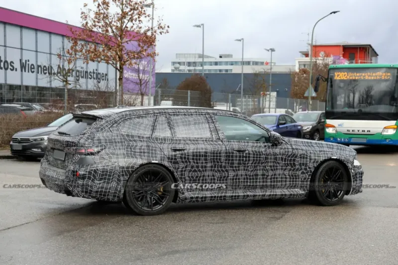 Передняя часть BMW M5 с зауженными фирменными решетками радиатора
