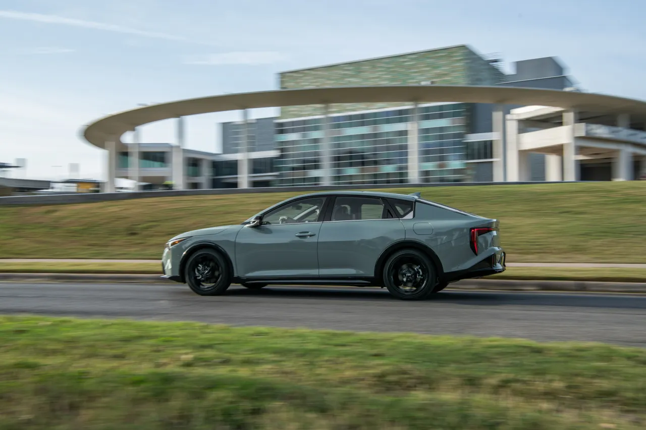 Kia K4 на легкосплавных 18-дюймовых черных дисках