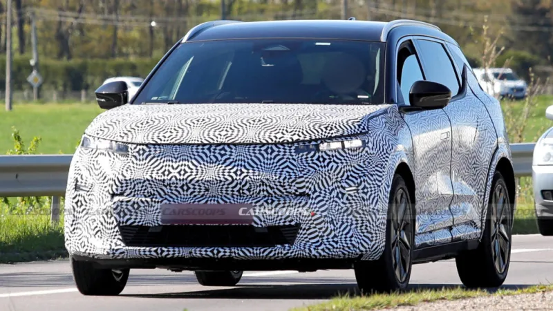 Закамуфлированный прототип Renault Scenic E-Tech на дороге