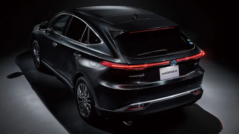 Вид спереди на обновленную модель Toyota Harrier для внутреннего рынка Японии