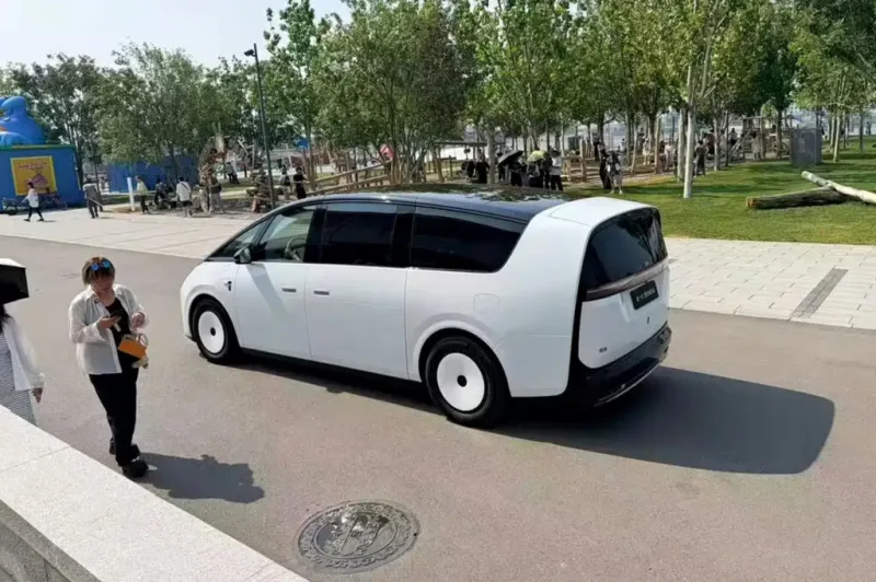 Рестайлинг футуристичного электрокара Li Auto