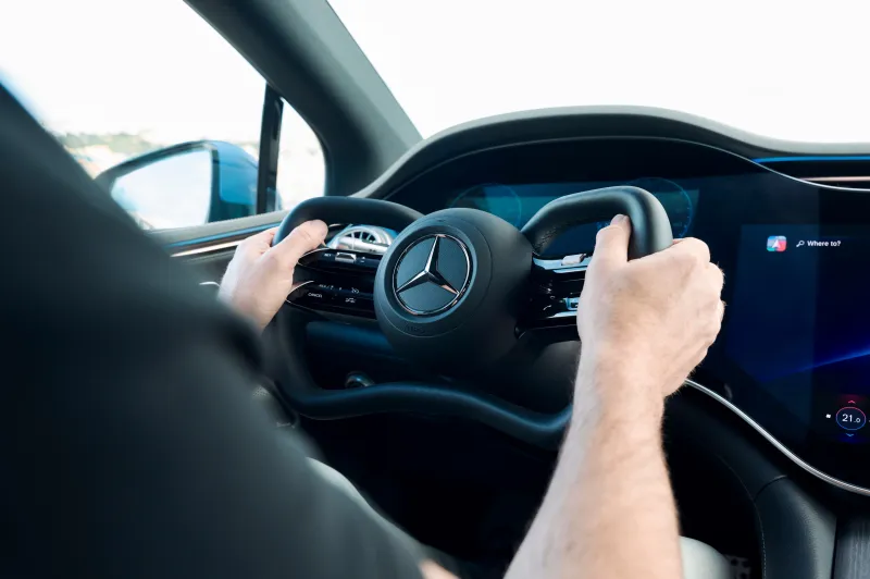 Боковой вид электромобиля Mercedes EQS
