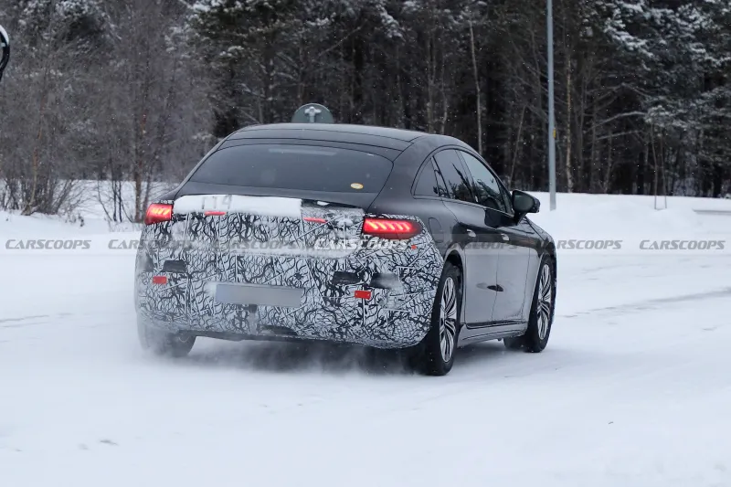 Электрический седан Mercedes EQS в движении