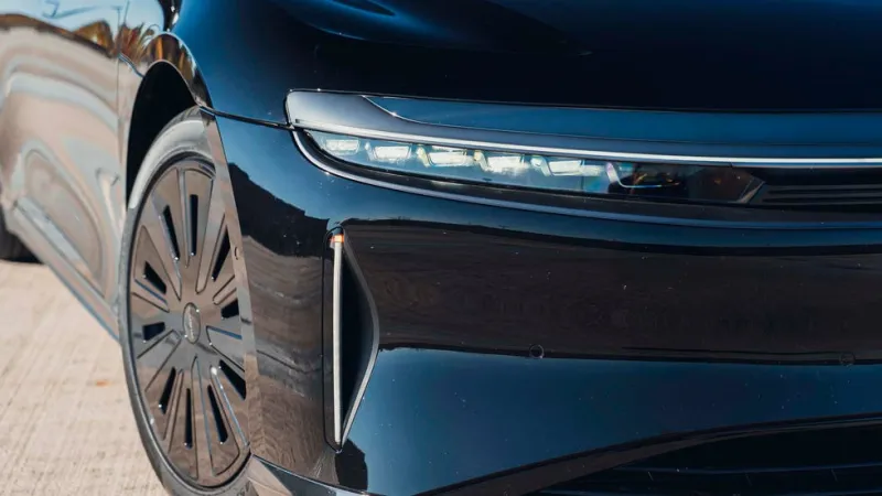 Вид сбоку на новый премиальный электромобиль Lucid Air