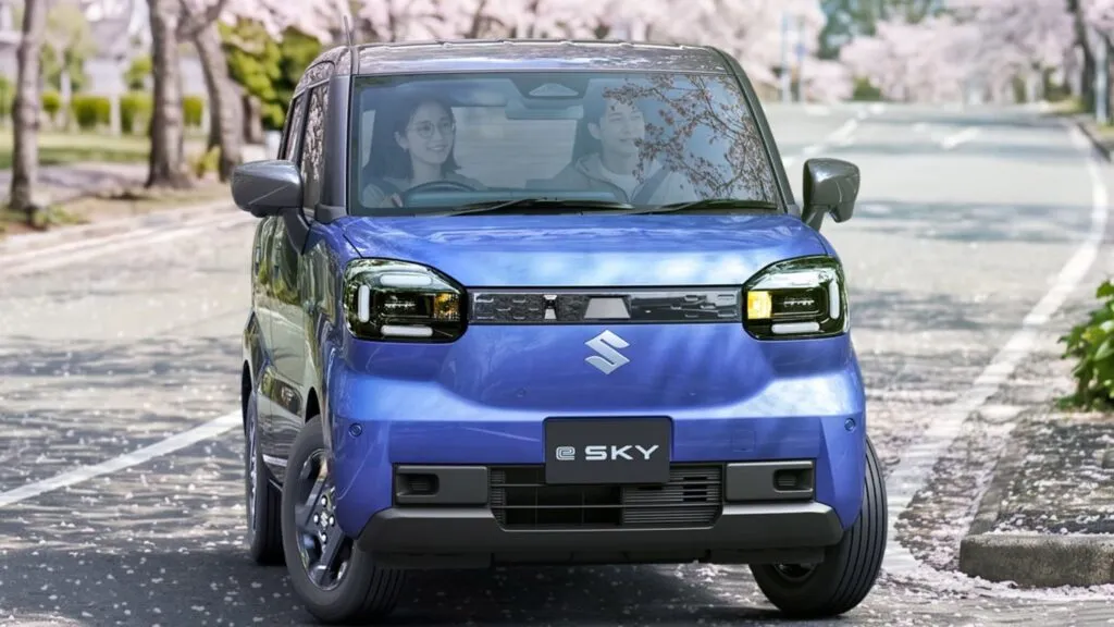 Электрический хэтчбек Suzuki на дороге