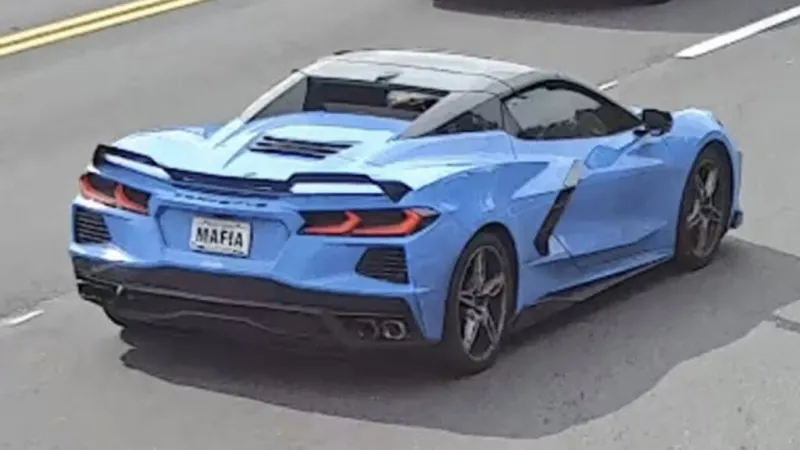 Спортивный автомобиль, оставленный нарушителями после погони
