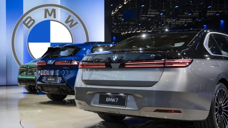График падения прибыли и продаж электромобилей BMW с оптимистичным прогнозом руководства