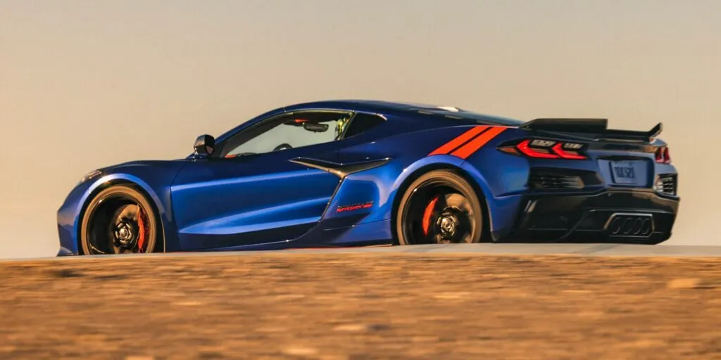 Подкапотное пространство спорткара с мотором 6.7 V8 в дилерском центре