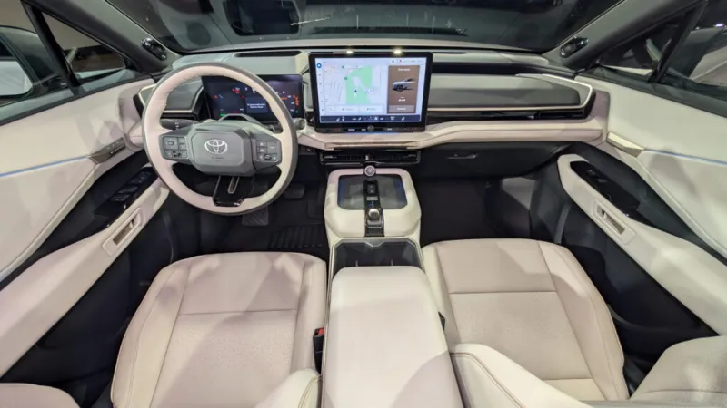 Детальный вид передней части кузова Toyota Highlander EV в процессе тестов
