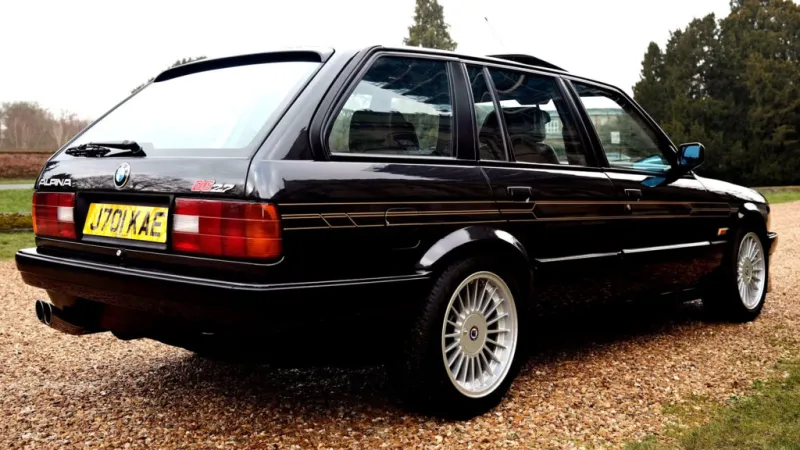 Экстерьер Alpina B6 2.7 Touring в черном цвете