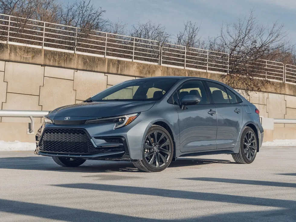 Спортивный седан Honda Civic серебристого цвета