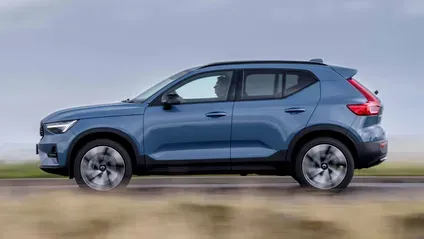 Белый кроссовер Volvo XC40 на парковке