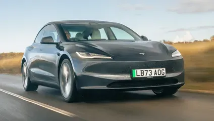 Электрический седан Tesla Model 3 в городских условиях