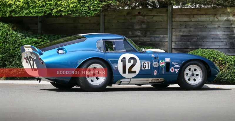 Историческое купе Cobra Daytona на трассе во время легендарных соревнований на выносливость
