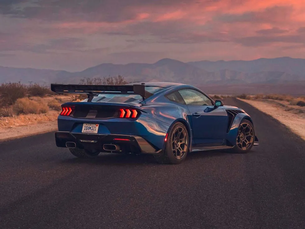 Мощное купе Ford Mustang Shelby GT500 на гоночном треке