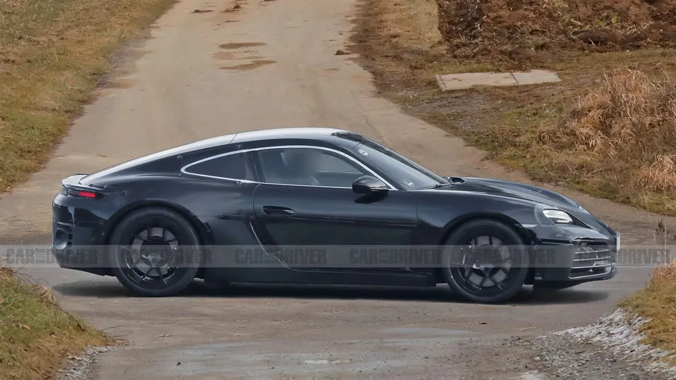 Трековый спорткар Porsche 911 GT3 с пакетом доработок от Manthey Racing 2026 года.