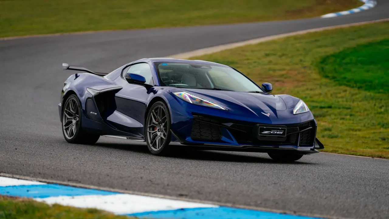 Спортивные авто Chevrolet Corvette Z06 и Stingray во время трек-дня