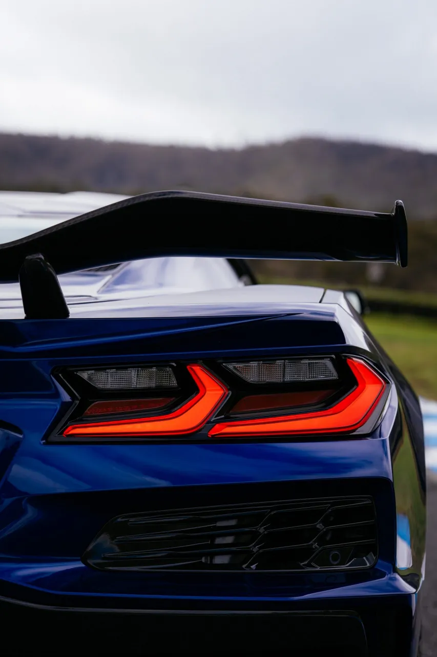 Заезд среднемоторных Chevrolet Corvette C8 Stingray и Z06 в реальных гоночных условиях