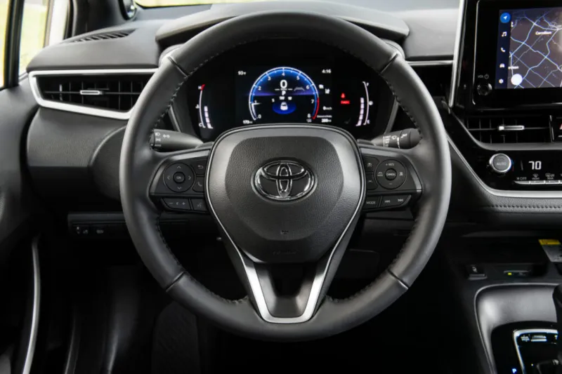 Эвакуатор забирает Toyota Corolla нарушителя на штрафстоянку