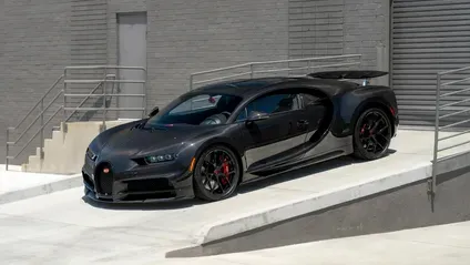 Спортивный Bugatti Chiron 2019 года на выставочной площадке