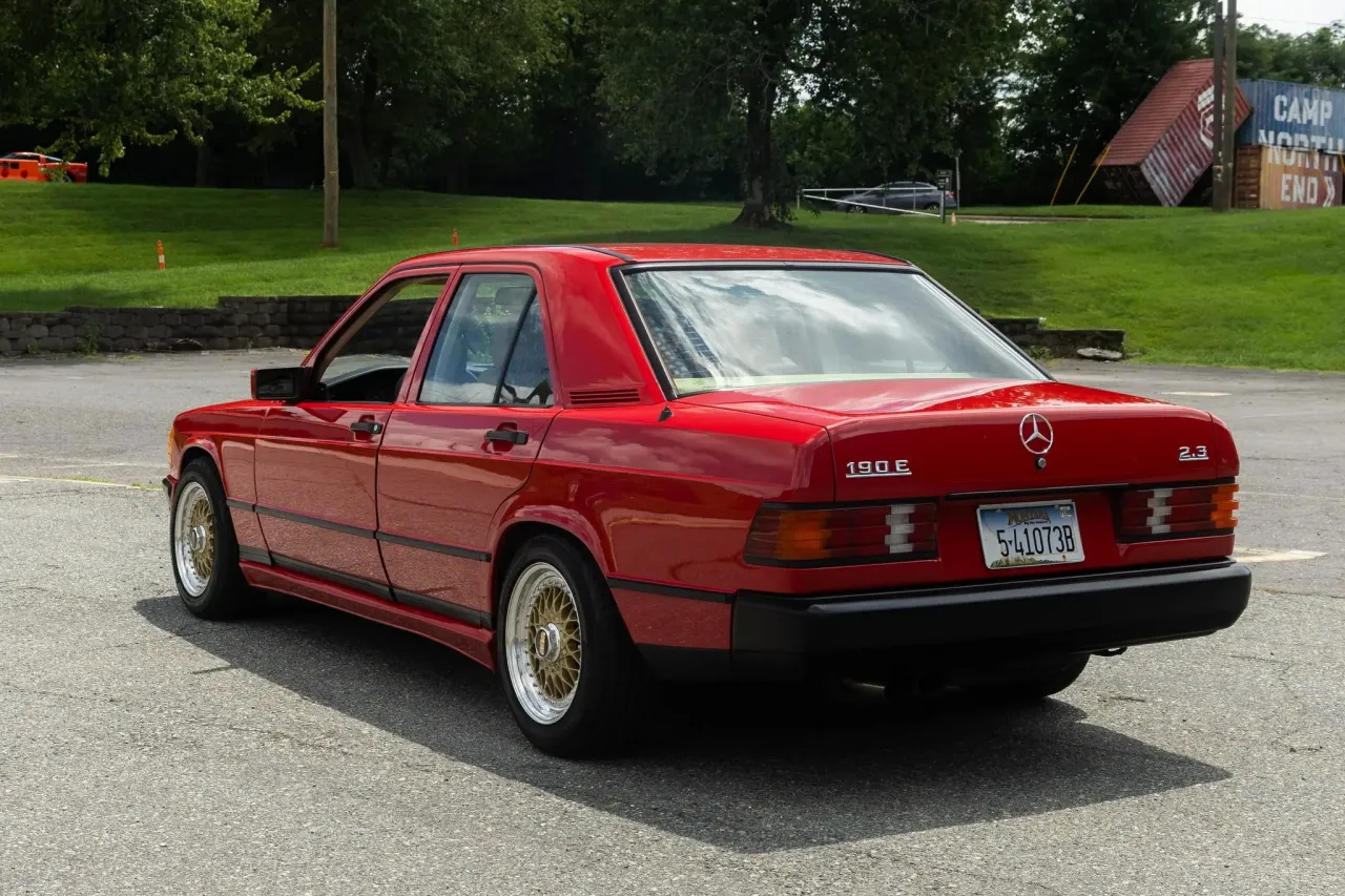 Вид сбоку на кастомный седан Mercedes-Benz 190E с дисками BBS