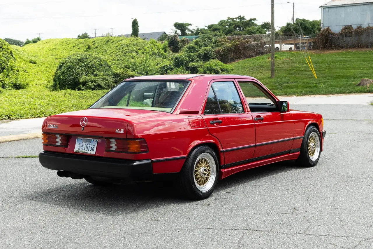 Подкапотное пространство Mercedes-Benz 190E с турбомотором Callaway
