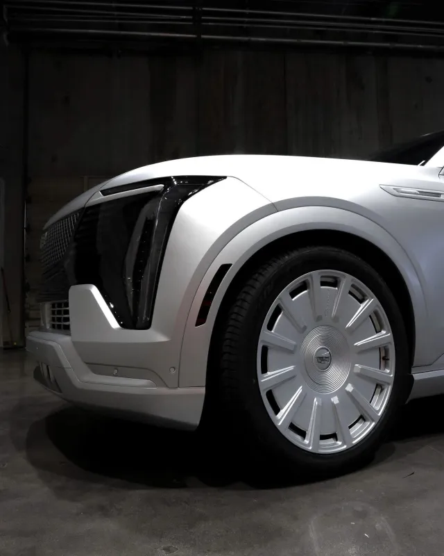 Серебристый Escalade с матовым покрытием